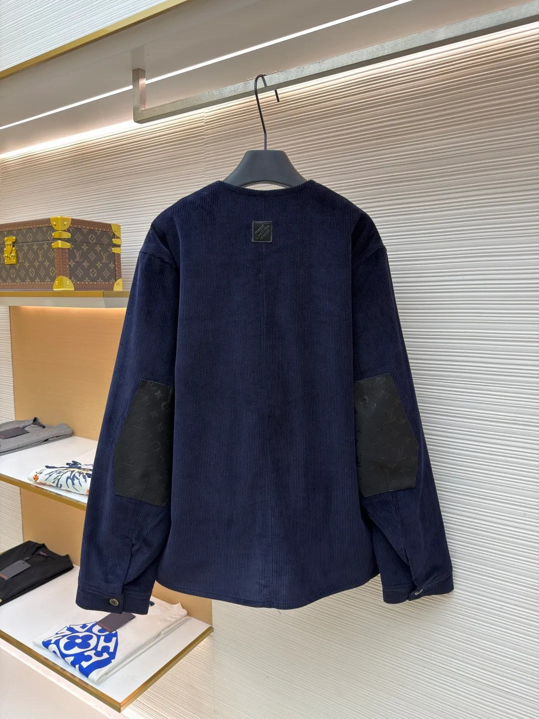 LOUIS VUITTON Corduroy V-neck long-sleeved jacket ●Original version: Purchased and developed at 20700 ●Item number: 1682377-C00 ●Fabric: corduroy fabric ●Technology: Fabric fermentation washing ●Color: navy ●Version: fitted version ●Weight: about 875 grams ●Size: 46-48-50-52 ●Description: This Louis Vuitton corduroy V-neck jacket is made of 32-pit high-density combed corduroy fabric, which has been treated with an enzyme washing process. The velvet strips are full and neat and soft to the touch. The fabric has been preshrunk and anti-static at the same time, making it less prone to static electricity when worn and having a stable shape. The body adopts three-dimensional tailoring to create a simple V-neck shape. The collar is designed without interlining to better fit the neck line. The custom metal buttons on the placket are matte electroplated to form a texture contrast with the navy corduroy. The brand logo on the chest adopts template embroidery technology, with precise pattern positioning, dense stitching and no skipping. The front patch pocket is hand-wrapped, and the bag mouth is smooth and wear-resistant. The side seams and shoulder seams are reinforced with double-needle stitching, with 11 stitches per inch. The inner lining is made of breathable cotton blend material. The overall craftsmanship takes into account the retro texture of corduroy, the brand's exquisite retro texture, and the brand's exquisite details. The overall wiring is straight and delicate, the fabric is comfortable and soft, and the color is consistent without color difference. It can be matched with the same style to create a fashionable look and control various occasions. Customized accessories, complete with three standards, same style for men and women!